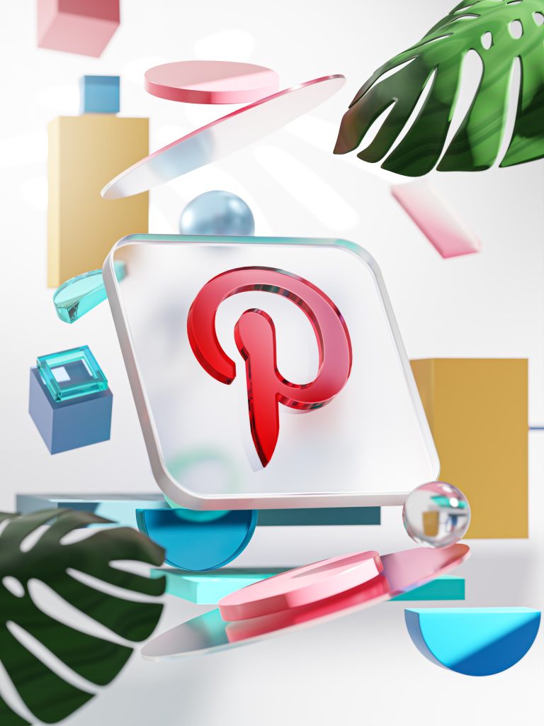 Icône Pinterest flottant au milieu d'autres éléments et accessoires de bureau.