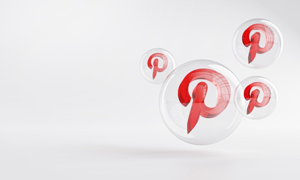 Un fond clair et des bulles flottantes dans lesquelles sont présents des logos Pinterest