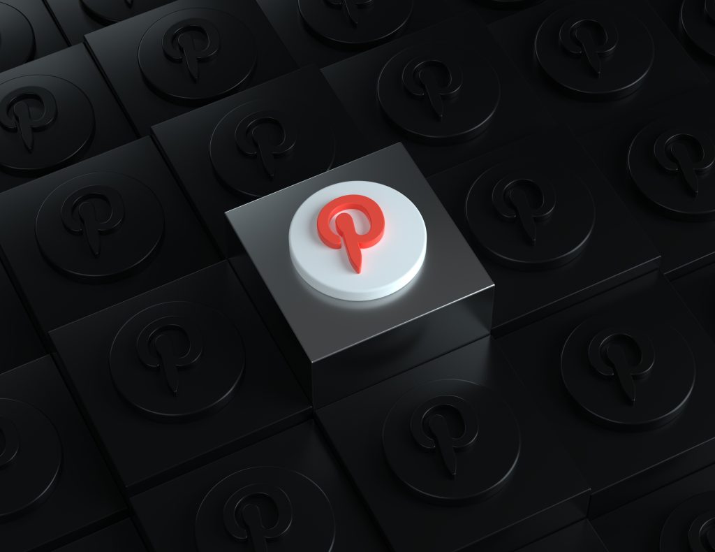 Un clavier entièrement noir avec une seule touche affichant le logo Pinterest et ses couleurs.