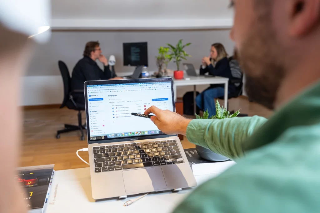 Expert entrain de coacher son collégue à une nouvelle technique de marketing digital