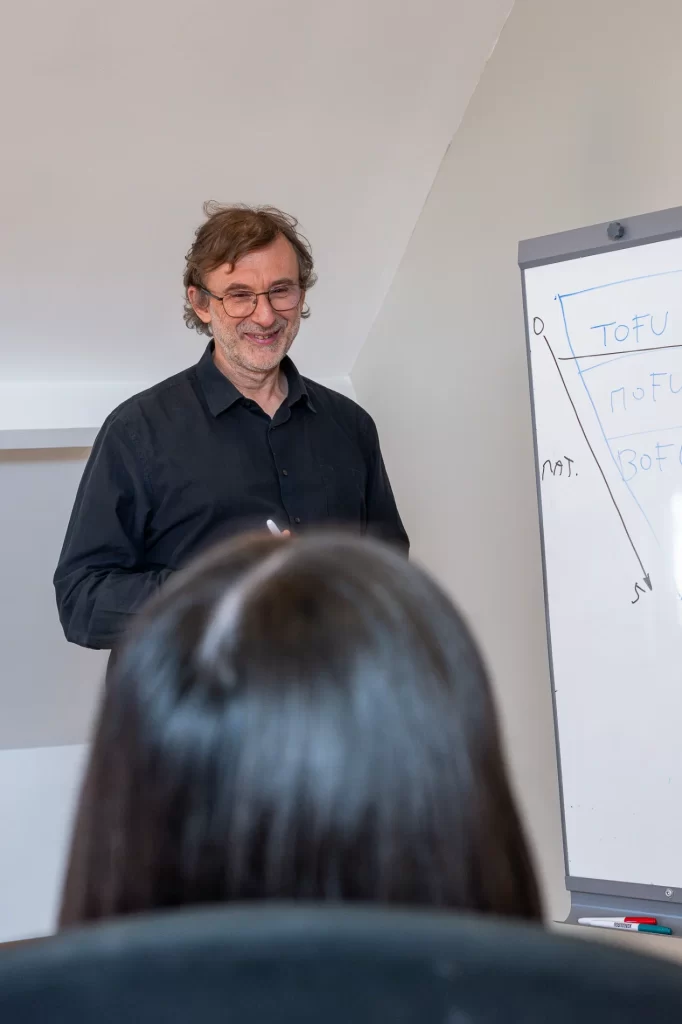 Fabrice Dantinne expliquant comment atteindre vos objectifs en marketing digital