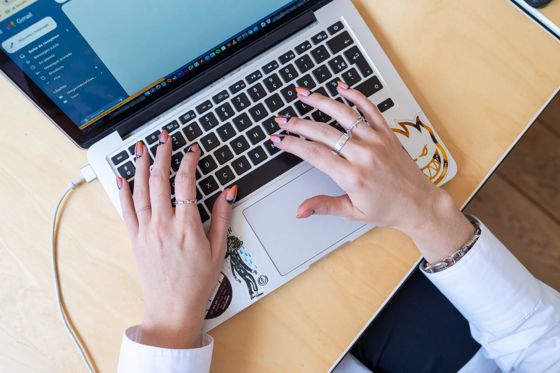 Laurie Dargent de Clef2web tapant sur un clavier de PC pour créer une newsletter