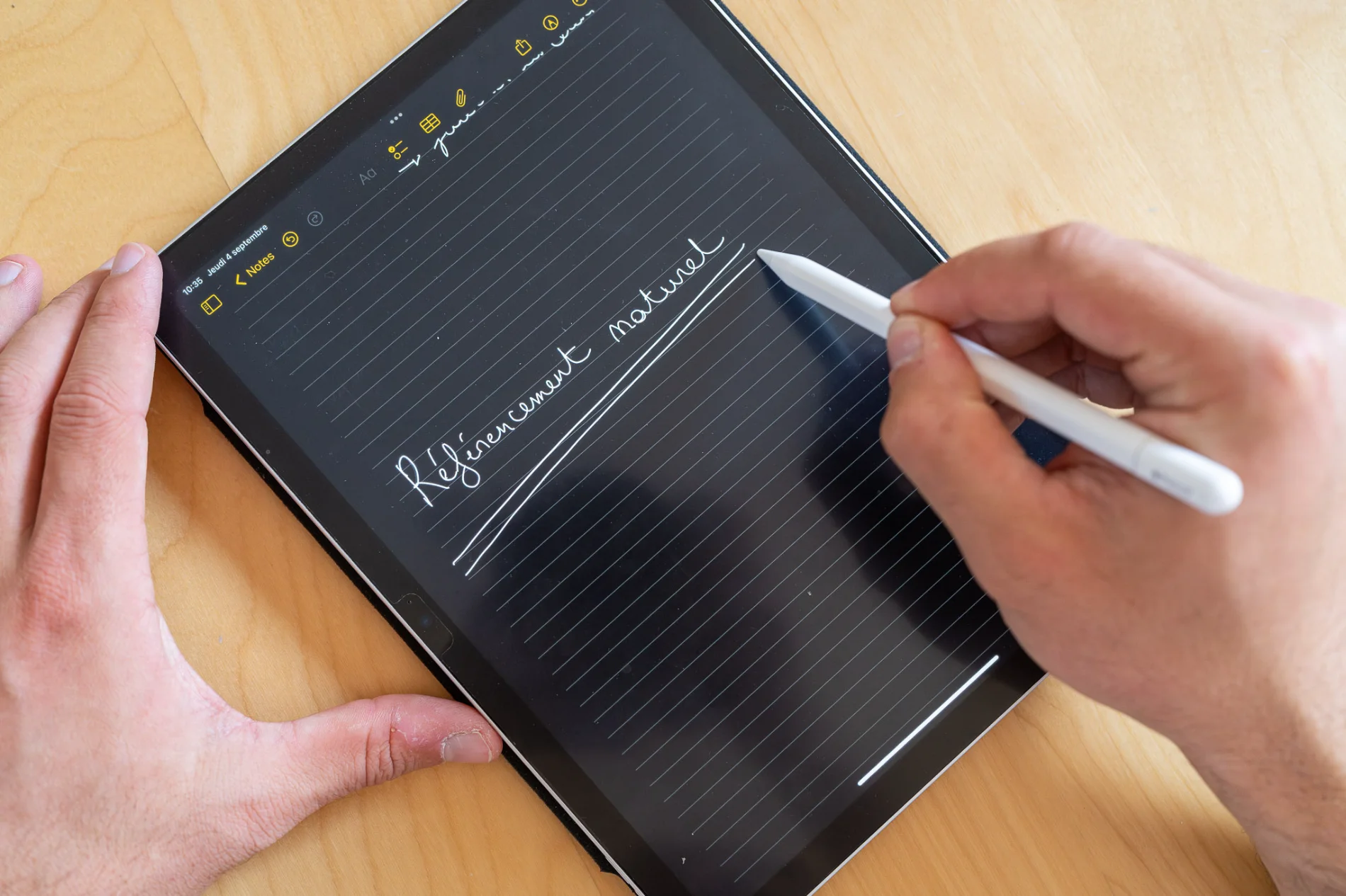 Ecran de tablette mettant en scène le référencement naturel