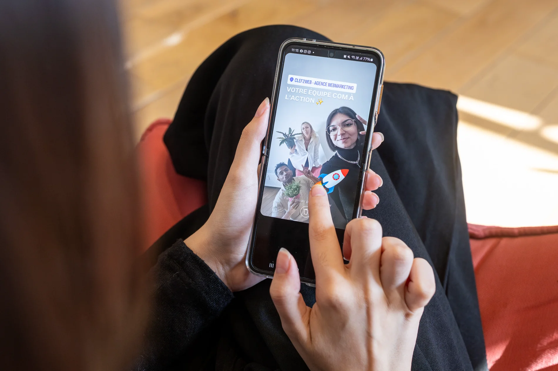 Un membre de l'agence spécialisée en réseaux sociaux Clef2web regardant un contenu Instagram sur son smartphone