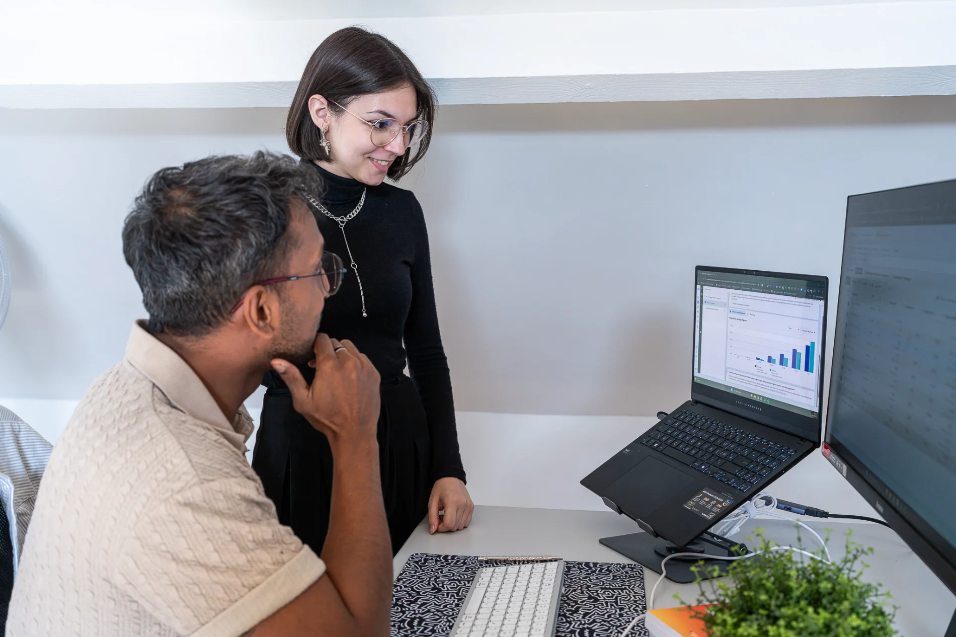 Jonathan Carette et Fiona Delforge travaillant sur des campagnes publicitaires Meta