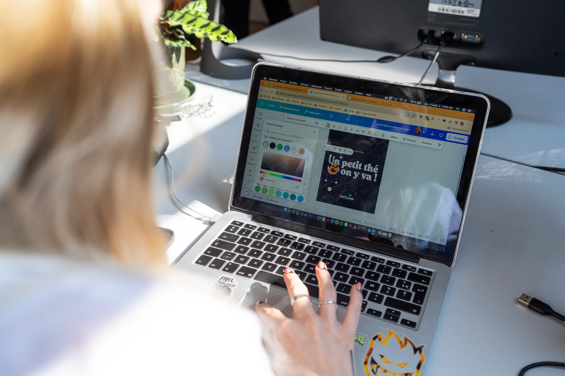 Laurie Dargent travaillant sur Canva pour une campagne social ads