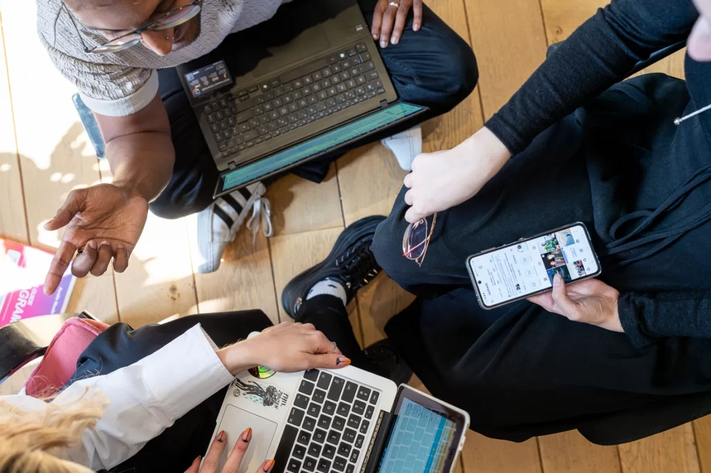 Équipe d'experts en datamarketing en pleine réunion