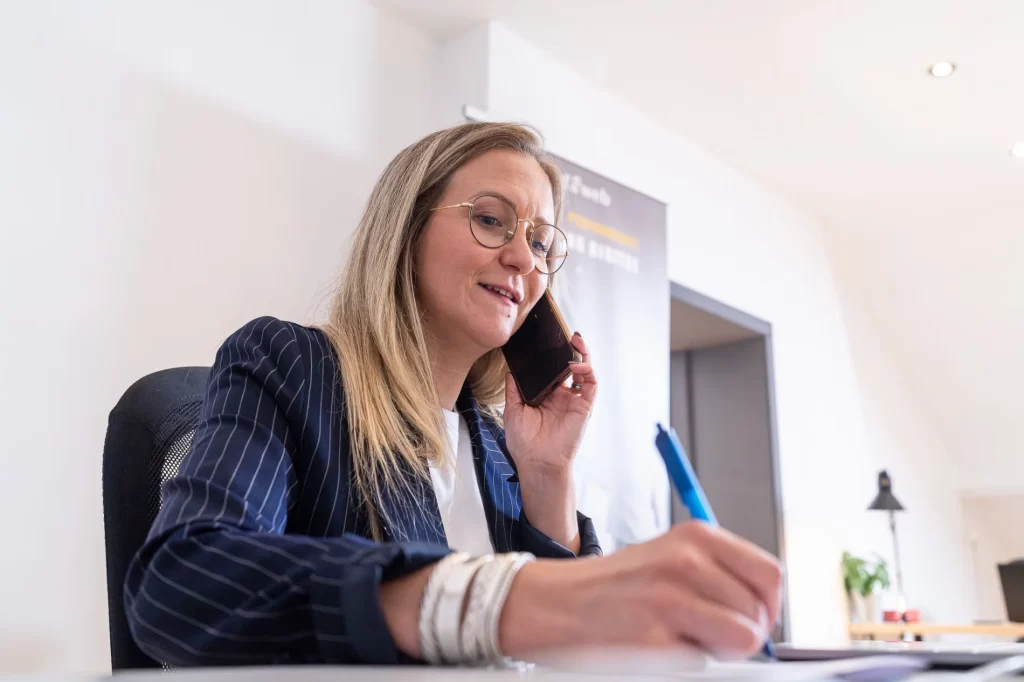 Consultante en marketing digital (Elise Honorez) en appel avec l'un de ses clients