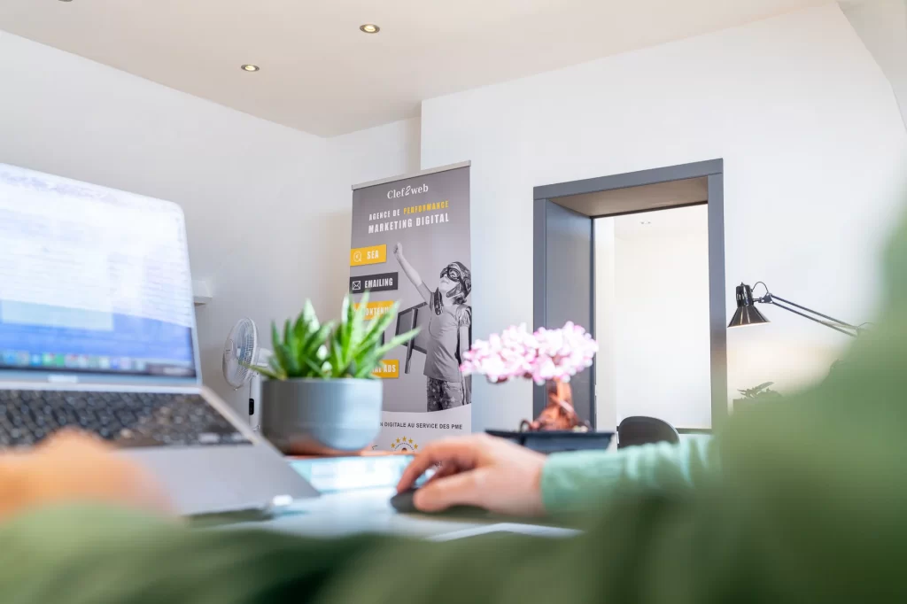 Un consultant de notre agence Google Ads qui travaille sur la campagne d'un client