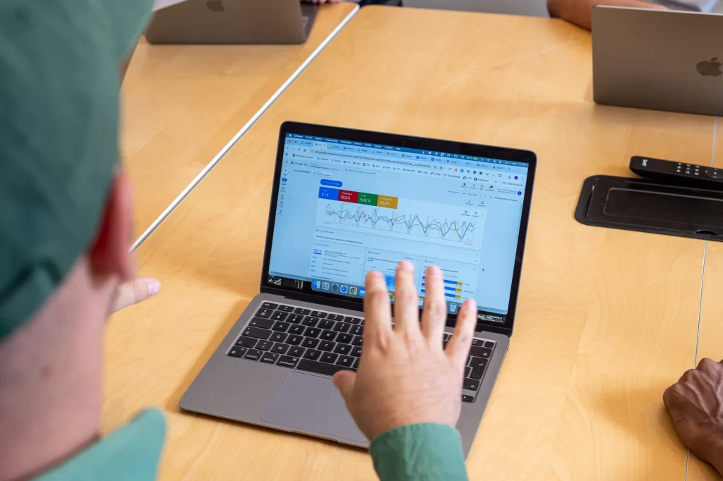 Expert de l'agence SEA Clef2web qui analyse un tableau de bord sur un ordinateur