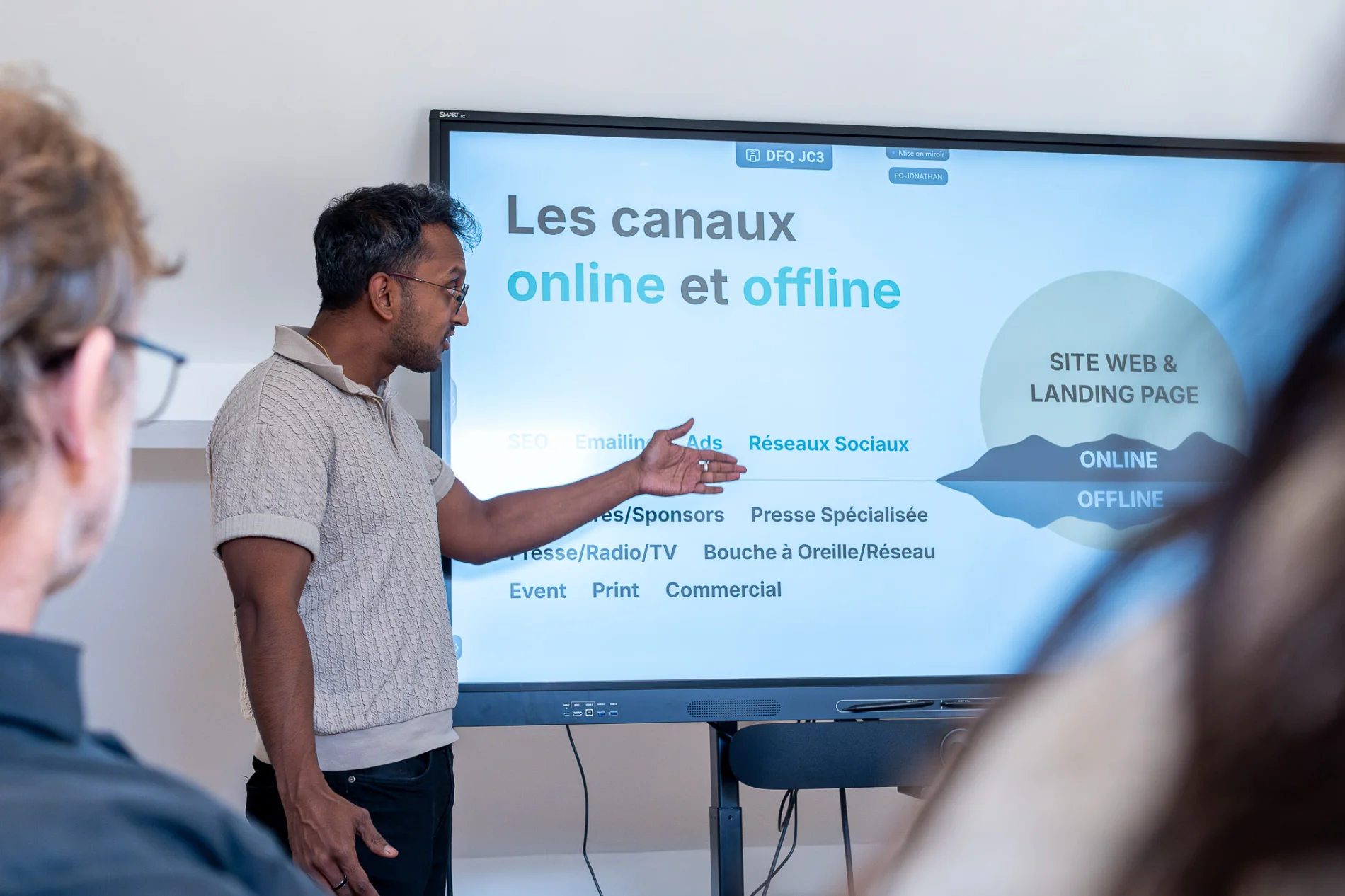 Photo d'une réunion dans une agence de génération de leads