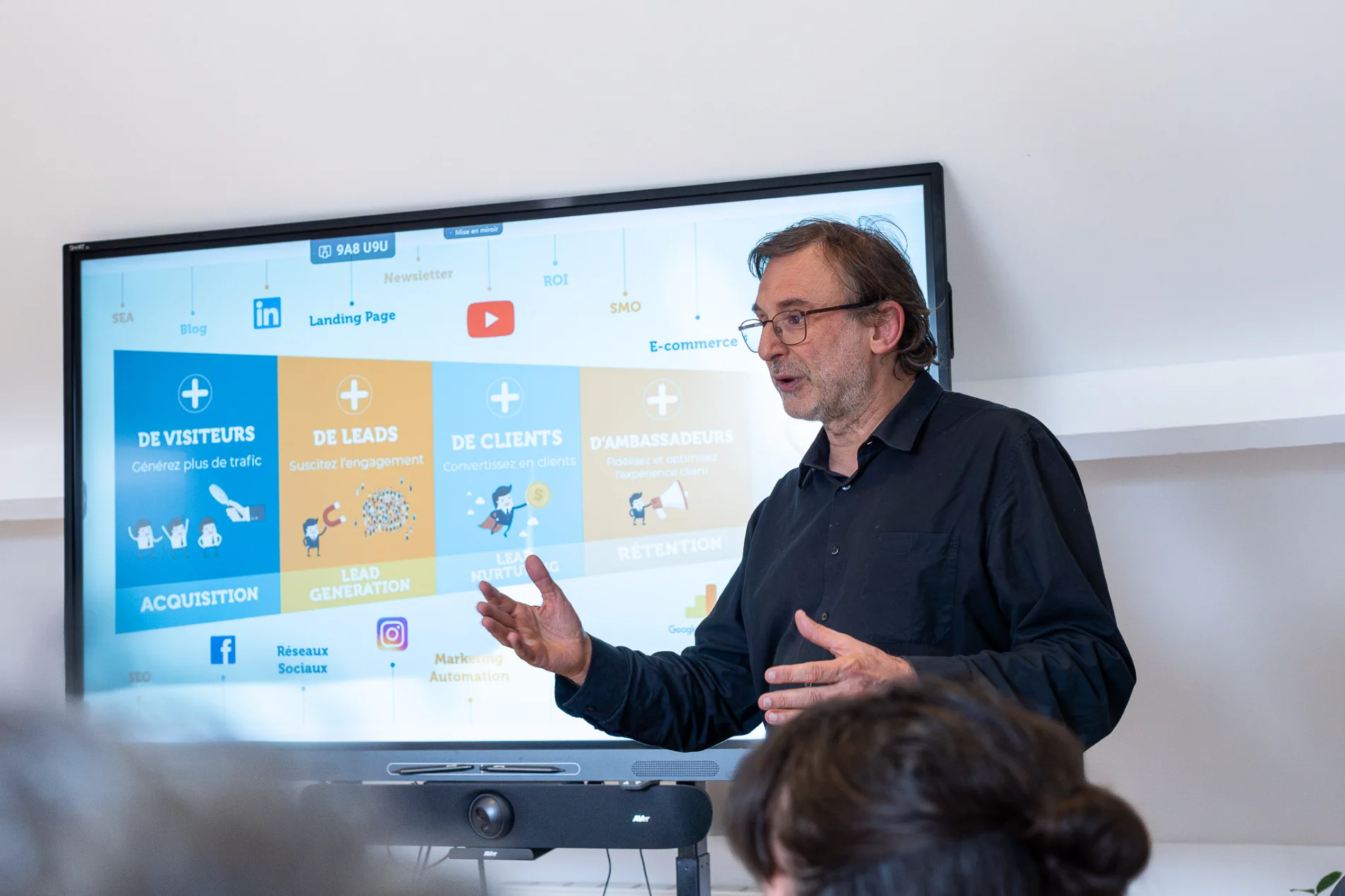 Expert qui parle à propos des différents objectifs en marketing digital des PME